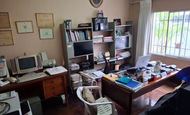 CASA DE UN SOLO PISO EN LA MOLINA: 650 M2, 4 DORM+ESCRIT, 3 BAÑ, $ 498,000