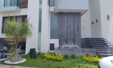 Residencia de lujo en venta Fraccionamiento La Rioja, al sur de la ciudad venta o renta