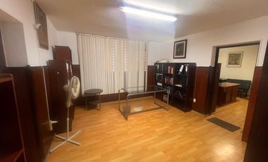 Se alquila un acogedor 1er piso amoblado en el Jr. Lampa, cdra 11, en el Cercado de Lima. Es ideal para una oficina contable, estudio jurídico y afine