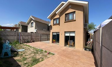 Venta De Casa En Estancia Liray, Condominio El Cedro, Colina