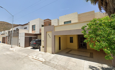 HERMOSA CASA DE DOS NIVELES CON TODOS LOS SERVICIOS