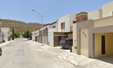 HERMOSA CASA DE DOS NIVELES CON TODOS LOS SERVICIOS