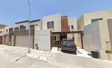 HERMOSA CASA DE DOS NIVELES CON TODOS LOS SERVICIOS