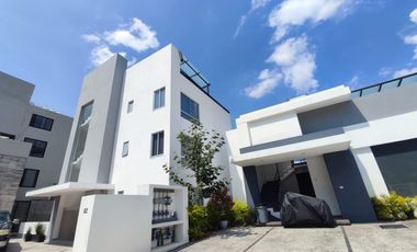 nuevo con estilo vanguardista con jardin zonz boscosa