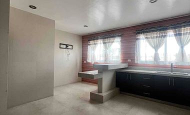 AMPLIA CASA EN VENTA EN LAS PLAZAS