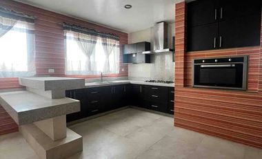 AMPLIA CASA EN VENTA EN LAS PLAZAS