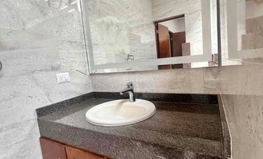 AMPLIA CASA EN VENTA EN LAS PLAZAS