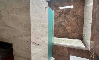 AMPLIA CASA EN VENTA EN LAS PLAZAS