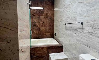 AMPLIA CASA EN VENTA EN LAS PLAZAS