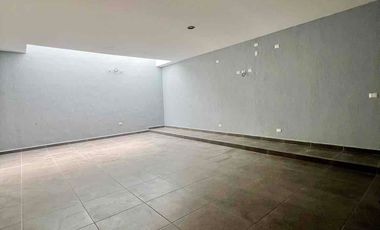 AMPLIA CASA EN VENTA EN LAS PLAZAS