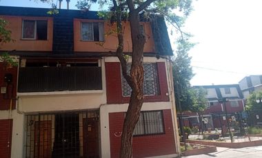 EN VENTA DEPARTAMENTO DUPLEX DE 2 PISOS, 3 DORMITORIOS, 2 BAÑOS, COCINA, LOGIA, EXCELENTE UBICACIÓN