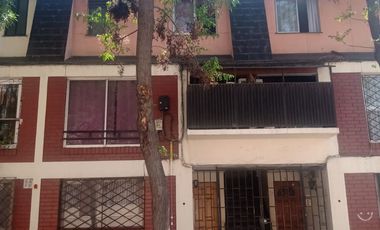EN VENTA DEPARTAMENTO DUPLEX DE 2 PISOS, 3 DORMITORIOS, 2 BAÑOS, COCINA, LOGIA, EXCELENTE UBICACIÓN