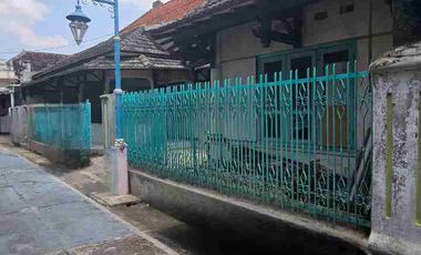 Rumah Lawasan Kayu Jati Antik Lokasi Dekat Jalan Raya, Tengah Kota Solo. Harga Hitung Tanah.