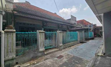 Rumah Lawasan Kayu Jati Antik Lokasi Dekat Jalan Raya, Tengah Kota Solo. Harga Hitung Tanah.