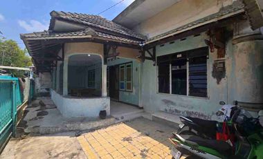 Rumah Lawasan Kayu Jati Antik Lokasi Dekat Jalan Raya, Tengah Kota Solo. Harga Hitung Tanah.