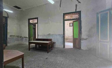 Rumah Lawasan Kayu Jati Antik Lokasi Dekat Jalan Raya, Tengah Kota Solo. Harga Hitung Tanah.