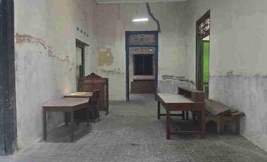 Rumah Lawasan Kayu Jati Antik Lokasi Dekat Jalan Raya, Tengah Kota Solo. Harga Hitung Tanah.