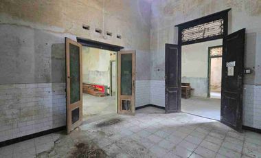 Rumah Lawasan Kayu Jati Antik Lokasi Dekat Jalan Raya, Tengah Kota Solo. Harga Hitung Tanah.