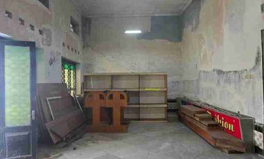 Rumah Lawasan Kayu Jati Antik Lokasi Dekat Jalan Raya, Tengah Kota Solo. Harga Hitung Tanah.