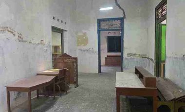 Rumah Lawasan Kayu Jati Antik Lokasi Dekat Jalan Raya, Tengah Kota Solo. Harga Hitung Tanah.