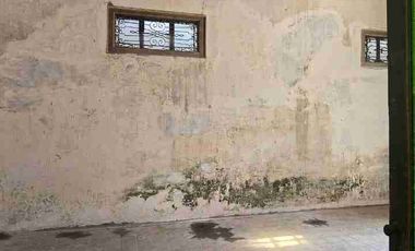 Rumah Lawasan Kayu Jati Antik Lokasi Dekat Jalan Raya, Tengah Kota Solo. Harga Hitung Tanah.