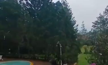 FOR SALE AT CHEAPEAST PRICE A WELL MAINTAINED LUXURIOUS VILLA IN CIMACAN PUNCAK.