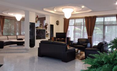 FOR SALE AT CHEAPEAST PRICE A WELL MAINTAINED LUXURIOUS VILLA IN CIMACAN PUNCAK.