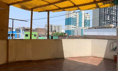 OCASION!!! VENDO CASA DE 3 PISOS MAS AZOTEAEN BREÑA LIMITE CON PUEBLO LIBRE