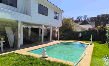 Venta de hermosa casa en el centro de Algarrobo