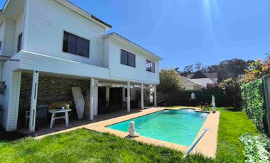 Venta de hermosa casa en el centro de Algarrobo