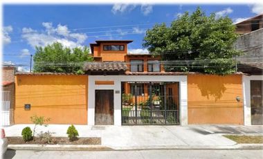 PRECIOSA CASA DE DOS NIVELES MUY CERCA DEL DEPORTIVO SAN CRISTOBAL