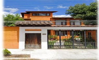 PRECIOSA CASA DE DOS NIVELES MUY CERCA DEL DEPORTIVO SAN CRISTOBAL