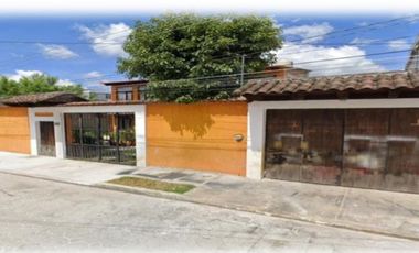 PRECIOSA CASA DE DOS NIVELES MUY CERCA DEL DEPORTIVO SAN CRISTOBAL