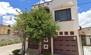 HERMOSA CASA DE DOS NIVELES MUY CERCA DE RESERVA ECOLÓGICA MOXVIQUIL