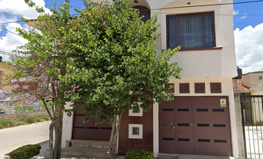 HERMOSA CASA DE DOS NIVELES MUY CERCA DE RESERVA ECOLÓGICA MOXVIQUIL