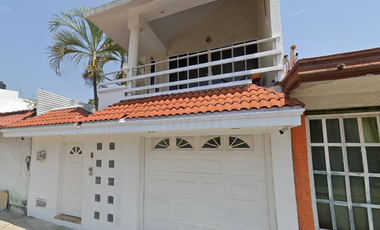 ENCANTADORA CASA DE DOS NIVELES A SOLO 20 MINUTOS DE TAPACHULA