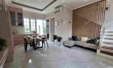 RUMAH MEWAH ASRI SIAP HUNI LOKASI SUPER STRATEGIS DALAM TOWNHOUSE DI REMPOA