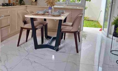 RUMAH MEWAH ASRI SIAP HUNI LOKASI SUPER STRATEGIS DALAM TOWNHOUSE DI REMPOA