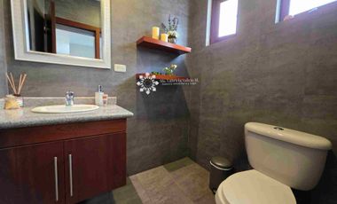 EN VENTA - MODERNA Y AMPLIA CASA DE 4 HABITACIONES