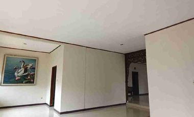 Rumah murah jual.cepat halaman luas dekat akses ke tol dan mrt