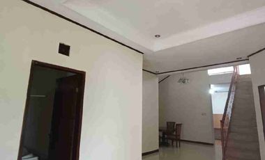 Rumah murah jual.cepat halaman luas dekat akses ke tol dan mrt