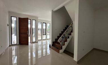 Dijual Townhouse Full Bangunan dalam komplek Ready Unit