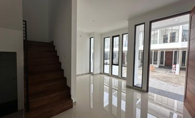 Dijual Townhouse Full Bangunan dalam komplek Ready Unit