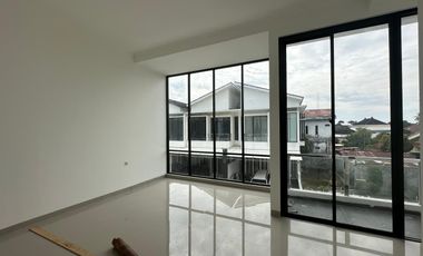 Dijual Townhouse Full Bangunan dalam komplek Ready Unit