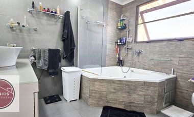 VENTA MODERNA LUMINOSA CASA EN COND. CHICUREO LOS INGLESES