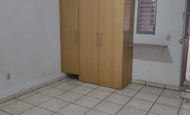 Venta de Casa en Oblatos Remodelada, 3 Recámaras, Estudio y Cerca de Plaza Oblatos