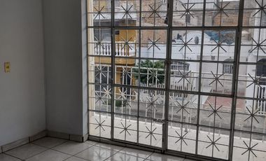 Venta de Casa en Oblatos Remodelada, 3 Recámaras, Estudio y Cerca de Plaza Oblatos