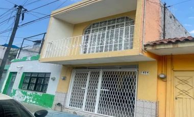 Venta de Casa en Oblatos Remodelada, 3 Recámaras, Estudio y Cerca de Plaza Oblatos