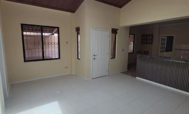 EN ALQUILER | Estratégica Casa Esquinera – El Tornero, Sector UESS, Vía Samborondón