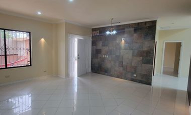 EN ALQUILER | Estratégica Casa Esquinera – El Tornero, Sector UESS, Vía Samborondón